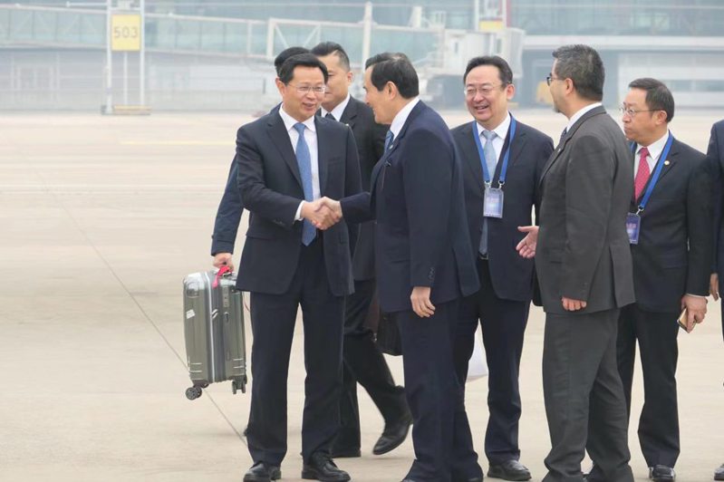 前總統馬英九（左2）11日上午搭機離開北京，大陸官員送行。（記者廖士鋒／攝影）