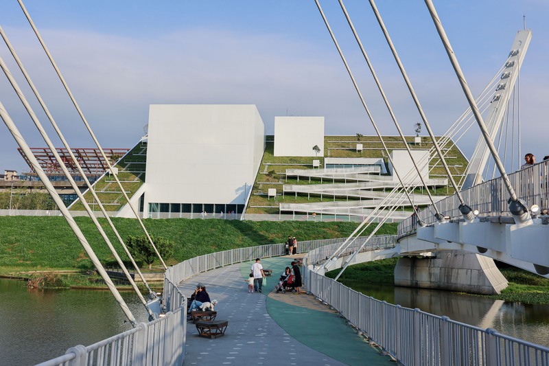 普立茲克建築獎最新得主日本建築師山本理顯設計的桃園市兒童美術館月初開幕，這座山丘般的美術館，最大亮點之一是綠屋頂與純白建築交織的美感。圖／桃美館提供、范文芳攝影