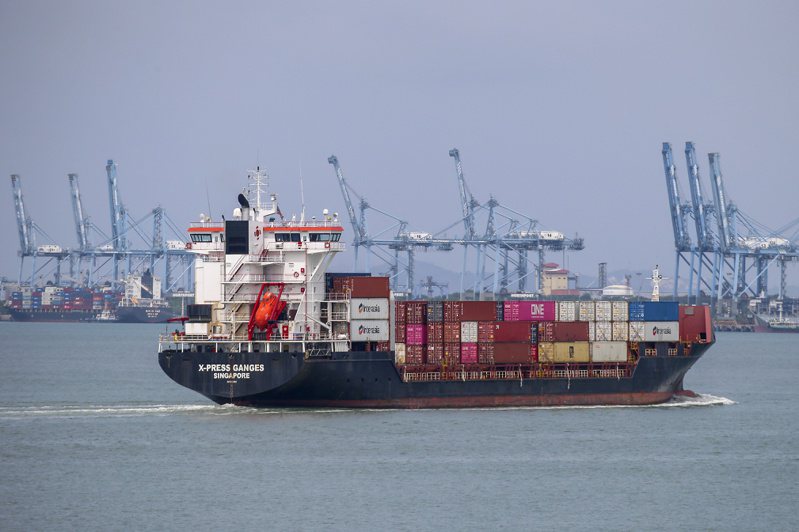 一艘貨櫃輪由新加坡港出發，前住馬來西亞巴生港。  歐新社