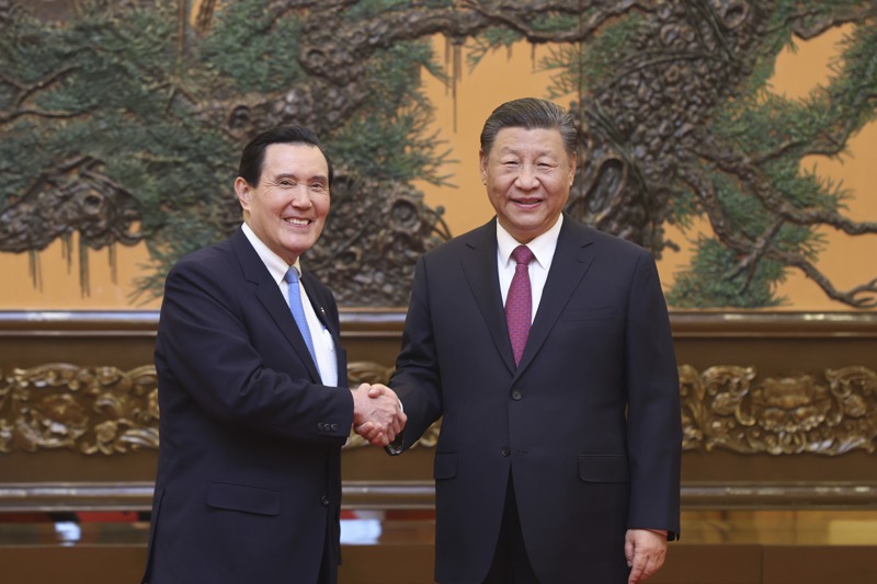 北京「馬習二會」昨天（10日）登場，前總統馬英九（左）與中國大陸領導人習近平（右）相隔9年後再度握手會面。新華社