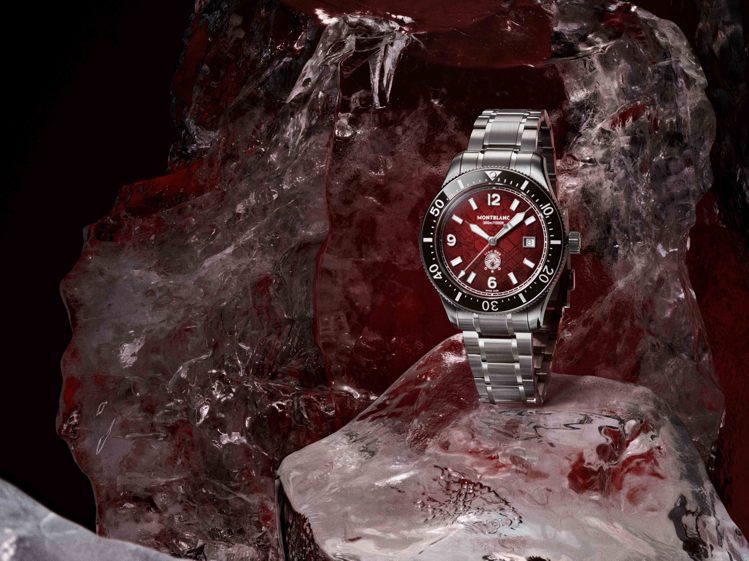 MONTBLANC Iced Sea系列日期顯示自動腕表，11萬2,600元。圖／萬寶龍提供