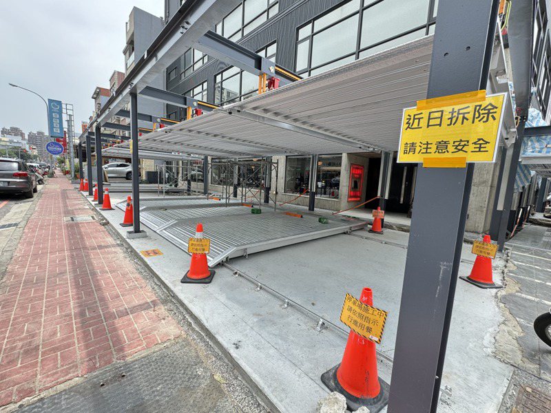 新竹县工务处表示，该机械停车场设置于退缩空间，为不合法的设施，已请业者自行拆除。记者黄羿馨／摄影