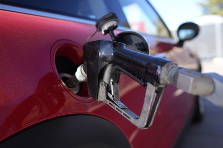 美國通膨率居高不下，汽油價格扮演了重要角色。美聯社