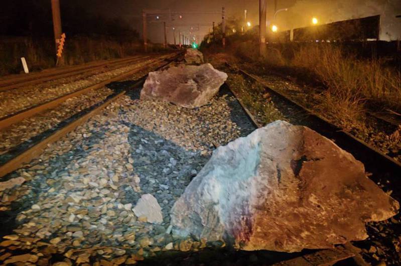 台鐵445次普悠瑪號前天晚間於和平站南端撞擊地震造成的落石，導致第一車北邊2軸出軌。圖／台鐵公司提供