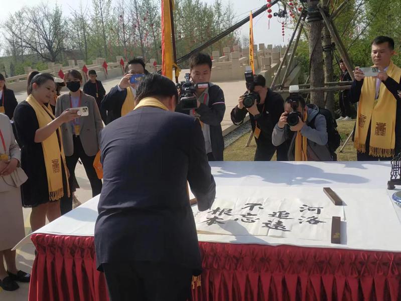 拜祖典礼主办方在故里祠前设书法桌，让郝龙斌签名。（记者黄雅慧／摄影）