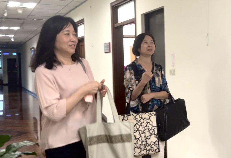台湾高等检察署检察官黄锦秋（左）与胞姊、律师黄秀惠。图／联合报系资料照