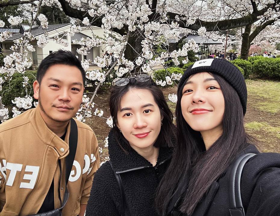 邵雨薇(右起)有妹妹和經紀人一起陪著去日本打點遊學細節。圖／摘自臉書