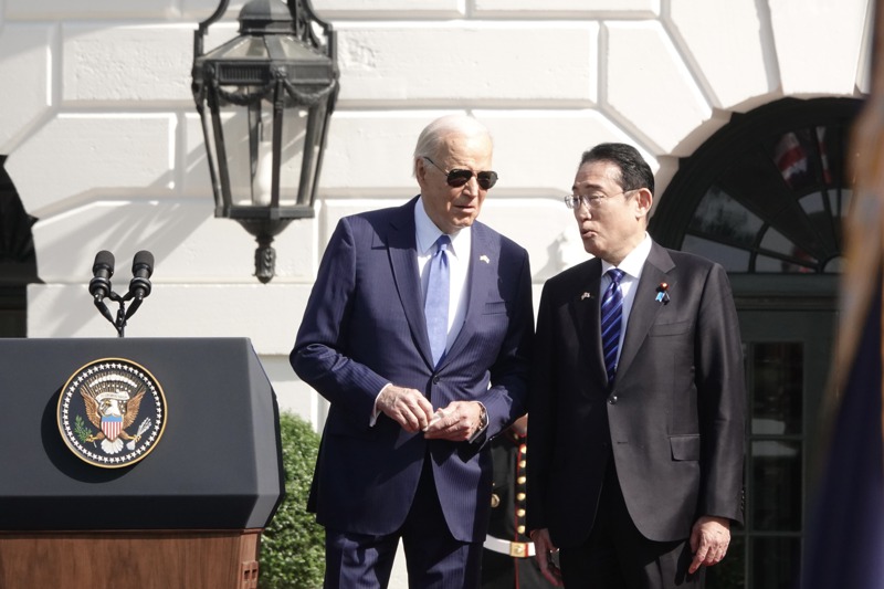 美國總統拜登（左）10日在白宮南草坪歡迎日本首相岸田文雄（右），兩人隨後閉門雙邊會談，並在會後舉行聯合記者會。記者張文馨／攝影