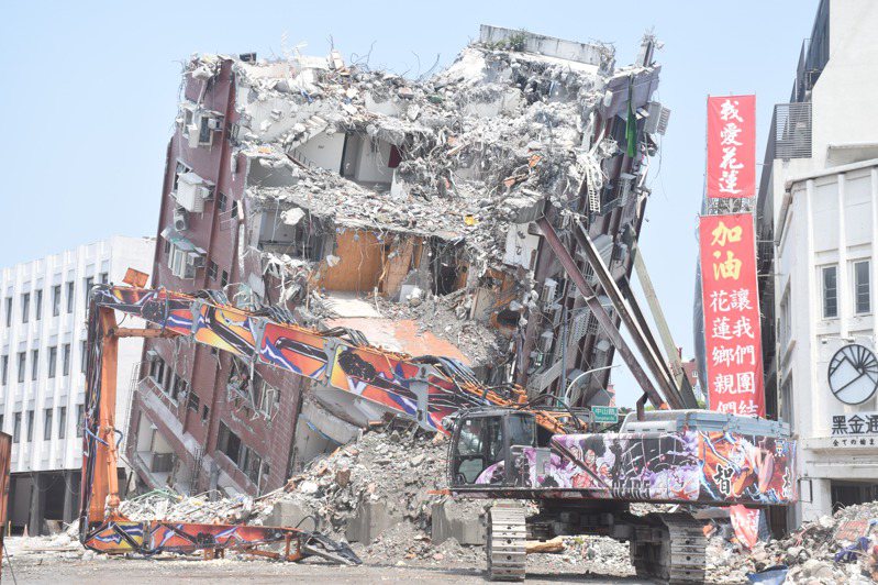 花莲天王星大楼今天持续拆除，前后都有大钢牙在拆房。记者王思慧／摄影