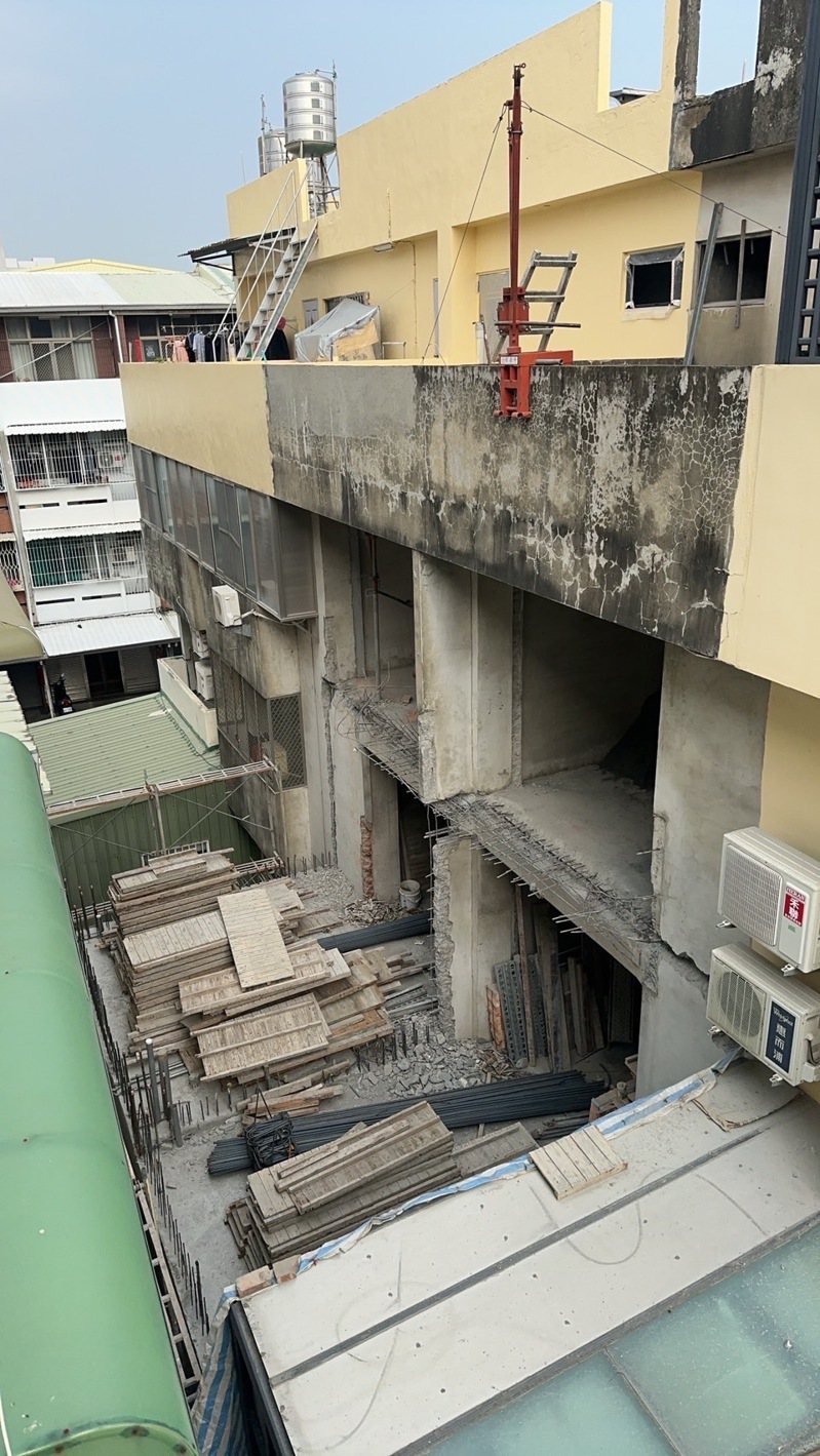 台南市東區仁和路巷弄內違建遭檢舉一個月來仍持續動工，已蓋到2樓的地板。圖／洪姓市民提供