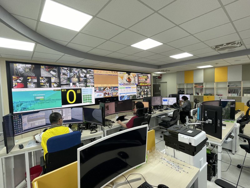 新竹市消防局119指挥中心全面整修后完工启用，全新的指挥中心设有10台超窄边55吋显示器设置资讯墙。图／竹市府提供