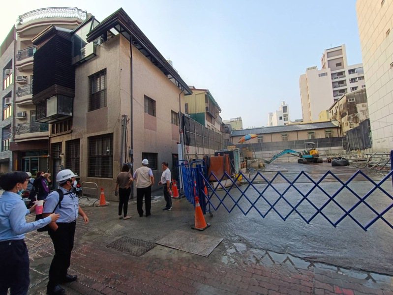 台南市北区北华街建筑工地开挖损邻 ，工务局勒令停工并疏散住户。图／工务局提供