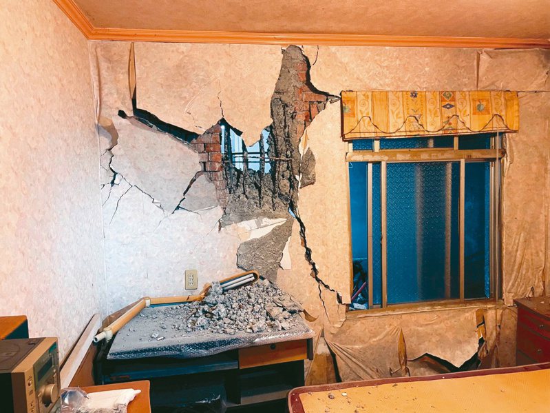 土城延吉街民宅因地震受損，牆避龜裂、鋼筋裸露。圖／新北市工務局提供