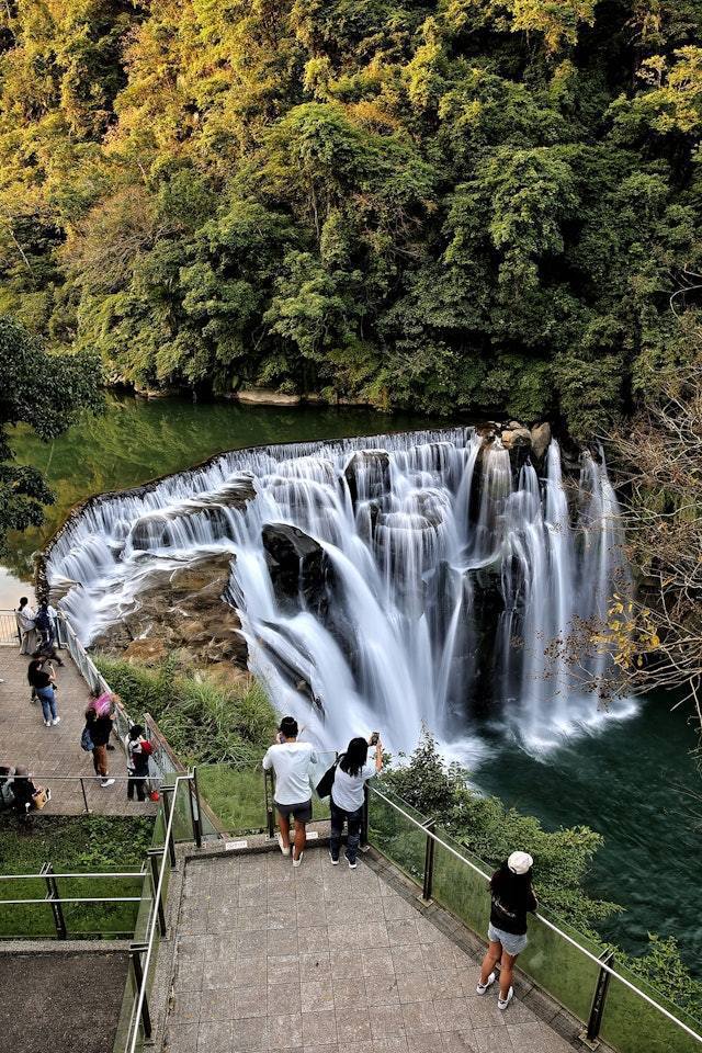 港女和朋友參加一日遊旅行團欣賞十份瀑布。（非當事人/facebook群組「台灣攝影の旅Taiwan Photography Tourist」）