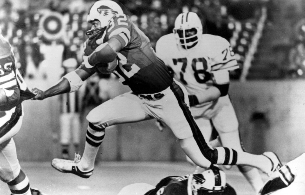 O.J. 辛普森1977年9月在NFL美式足球比賽上場。 圖／美聯社
