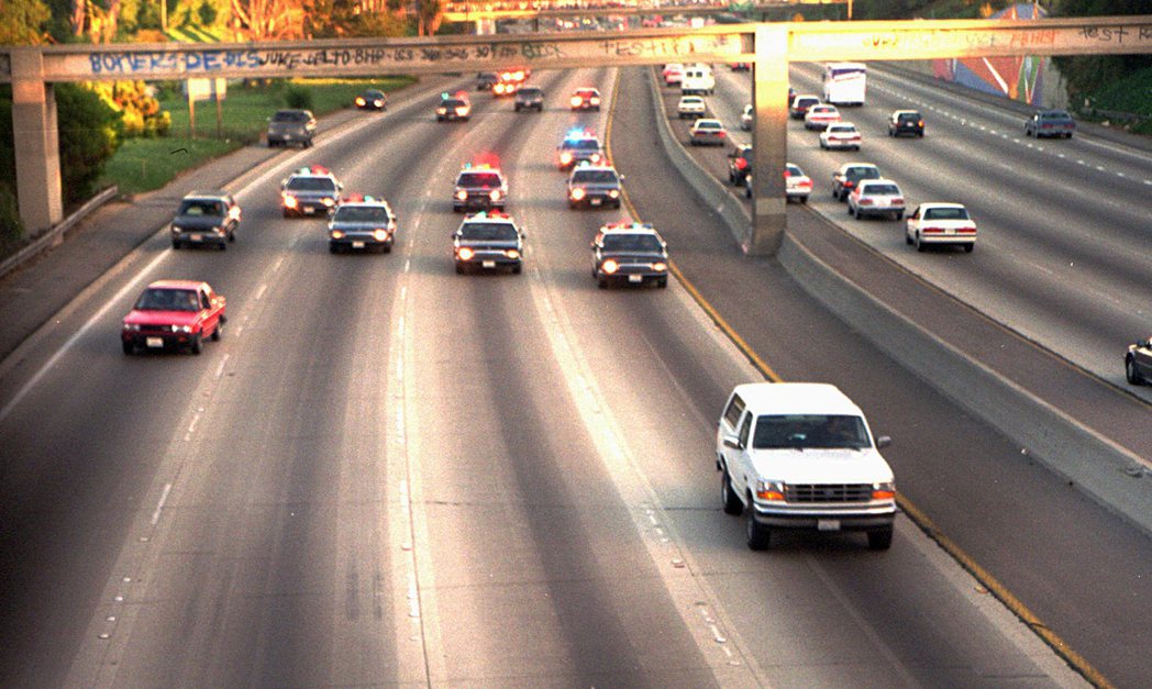 1994年6月17日，O.J. 辛普森的白色福特野馬，在南加州行駛時被洛杉磯警車...