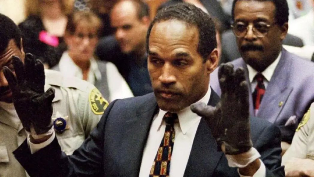O.J. 辛普森在法庭戴上沾滿血跡的手套。 圖／路透社