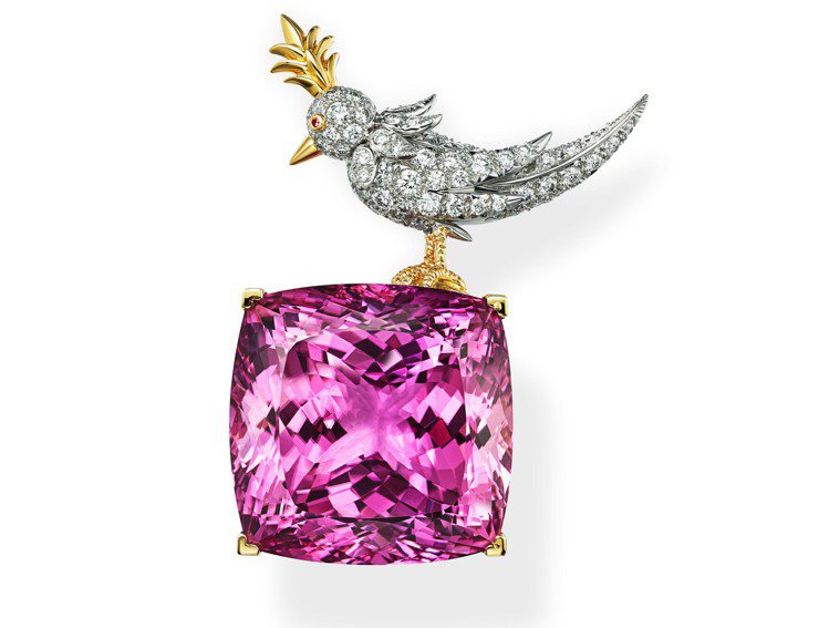 紫鋰輝石石上鳥胸針，來自黛安·邁爾斯的收藏。圖／Tiffany提供