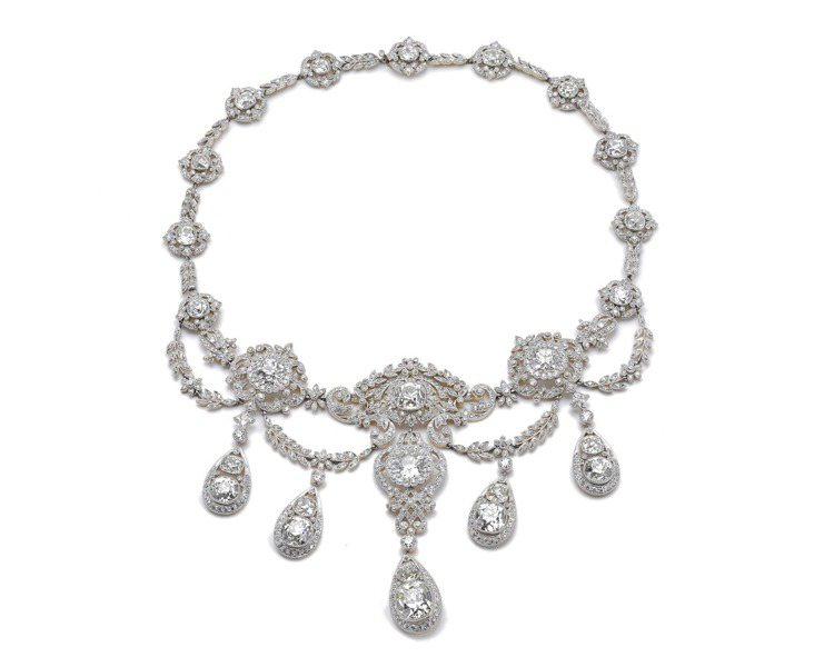 「鑽石之王」（The Diamond Kings）展區花環風格鑽石項鍊，可作為胸衣裝飾、手鍊、長短項鍊等多種佩戴方式。圖／Tiffany提供