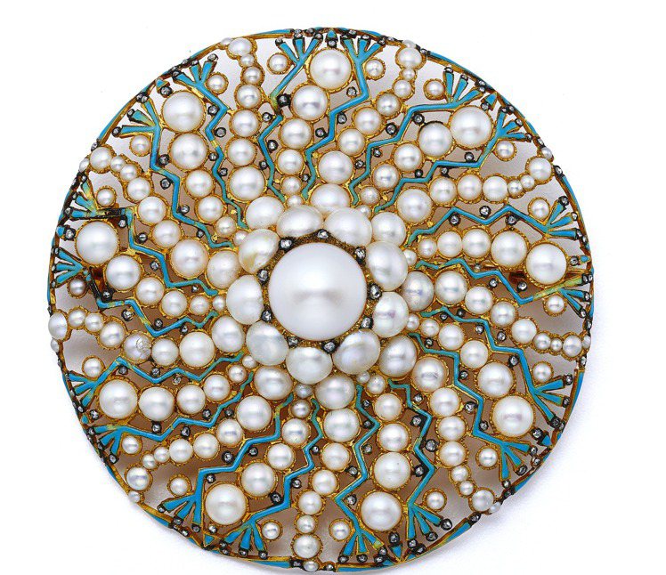 綺境源起（Wonder of Origin）渦輪珍珠琺瑯胸針，1889年由喬治·波爾丁·法納姆（George Paulding Farnham）設計，作品於1889年世界博覽會上展出。圖／Tiffany提供