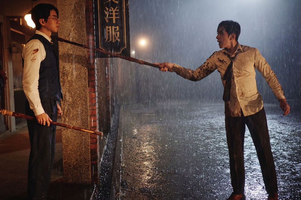 傅孟柏(左)、李國毅在「商魂」中雨中對決。圖／欣蘭企業股份有限公司提供