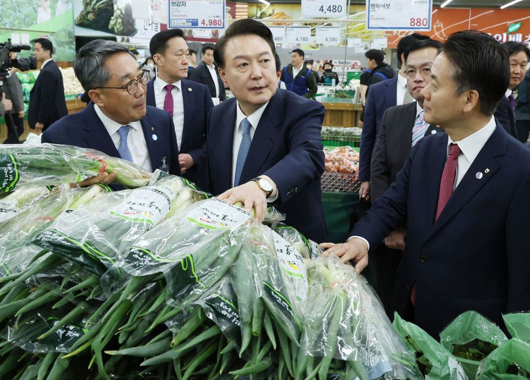 南韓總統尹錫悅日前因為青蔥價格的爭議發言引發社會大眾不滿。 圖／法新社