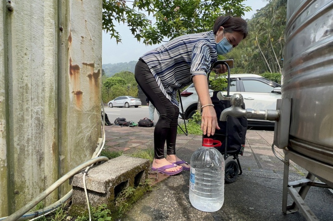 溪山里居民傳出喝自設水管的水後上吐下瀉，北水處在溪山設自來水取水處，供居民裝水。記者林佳彣／攝影