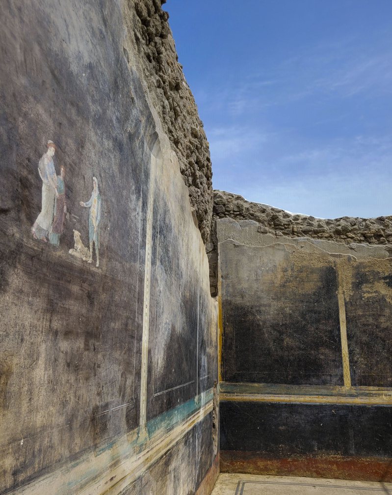 义大利庞贝考古公园宣布，最近新挖掘出土一座宴会厅，黑色墙面画有希腊神话场景，古罗马人曾在此举行烛光宴会。 美联社