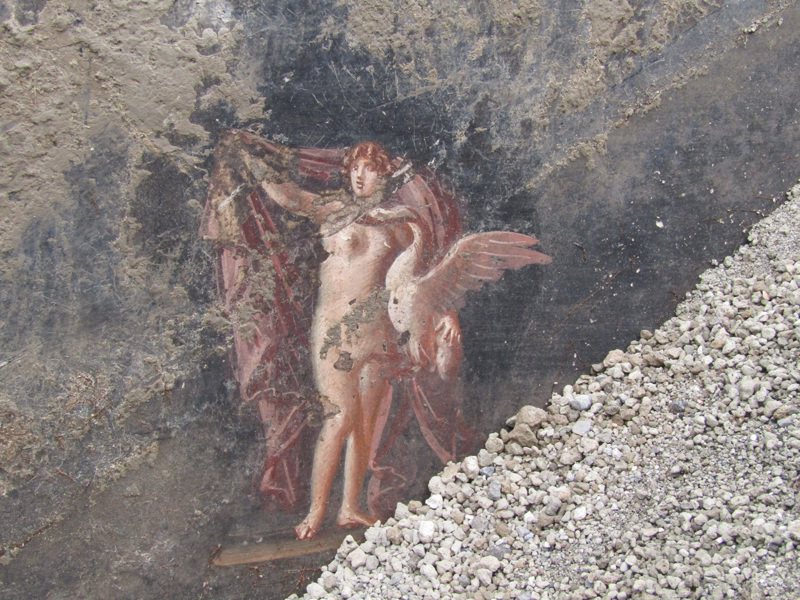 义大利庞贝考古公园宣布，最近新挖掘出土一座宴会厅，黑色墙面画有希腊神话场景，古罗马人曾在此举行烛光宴会。 路透社