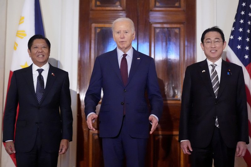 美國總統拜登(中間)當地時間11日在白宮與日本首相岸田文雄(右一)及菲律賓總統小馬可仕(左一)，舉行首次美日菲三邊峰會。美聯社