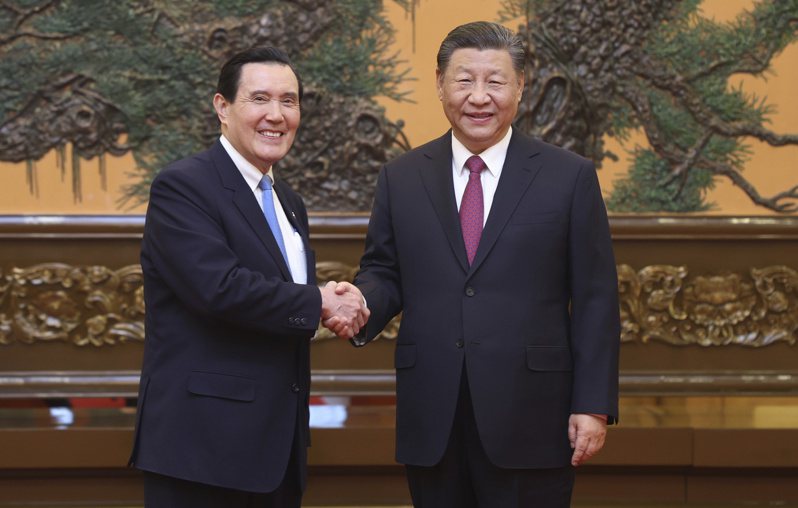 中華民國前總統馬英九（左）與中共中央總書記習近平（右）10日在北京會晤。歐新社