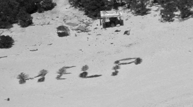 3名男子受困無人荒島，所幸急中生智用棕櫚葉排出「救命」（HELP）字樣獲救。取自YouTube