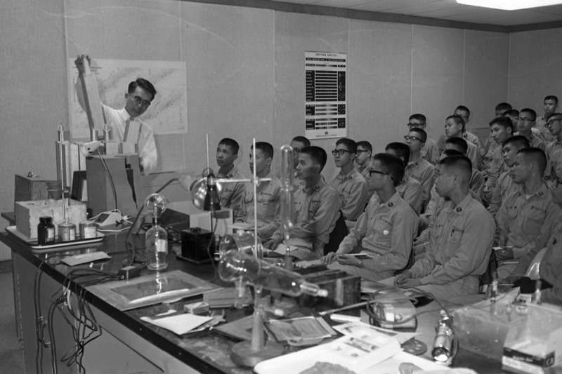 1968年4月13日，中美兩國原子能委員會聯合舉辦的原子能應用示範展覽，在台北市立體育場舉行，演講者向具有科學興趣的高中學生和教師，作科學的最新教學法的示範。圖／聯合報系資料照片