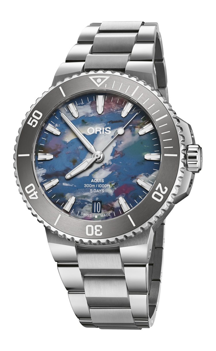 Aquis Calibre 400日期腕錶旗艦款配回收材質表面，12萬5,000元。圖／ORIS提供