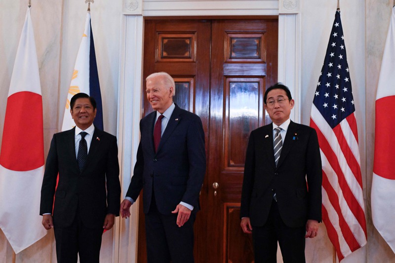 美國總統拜登（中）11日與菲律賓總統馬可仕（左）和日本首相岸田文雄（右），在白宮舉行聯合記者會。法新社