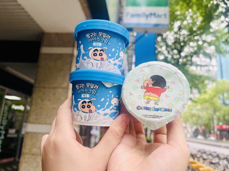 全家便利商店即日起陆续推出来自日、韩两国共13款特色冰品，首推每次推出都是拍照焦点的「蜡笔小新炼乳风味冰淇淋」，售价89元。图／全家便利商店提供