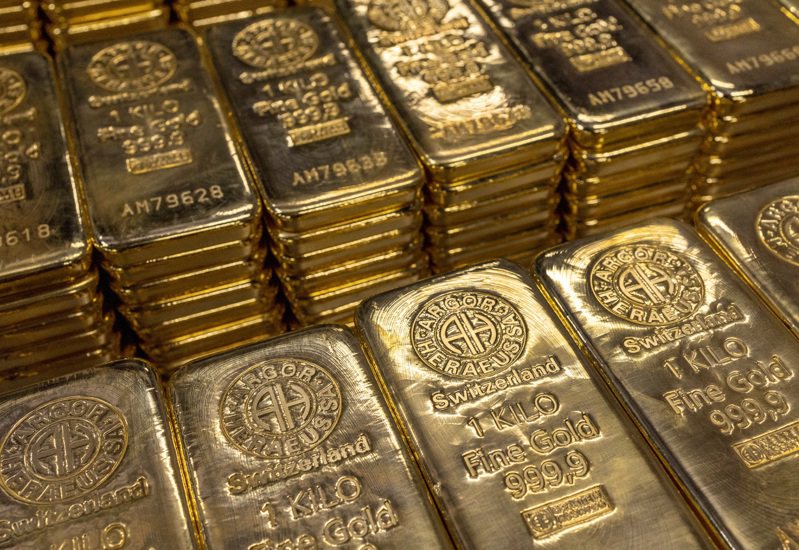 紐約黃金期貨價格今天漲破每英兩2,400美元。路透