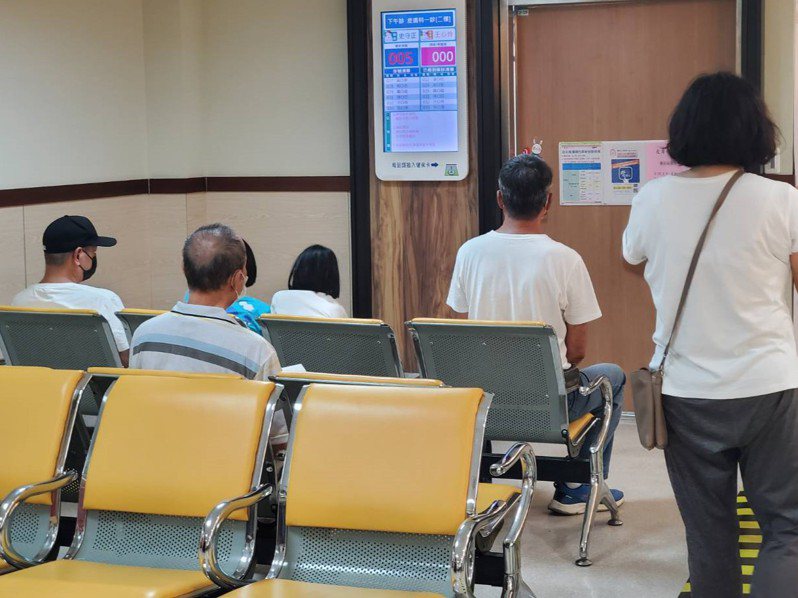 高雄市立民生医院今天仍有病人排队取药、等候看诊，运作如往常。记者王勇超／摄影