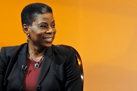 伯恩斯除了是美國商務部供應鏈競爭力諮詢委員會副主席，也是美國企業界知名女強人。2009年，她被任命為全錄公司執行長，成為第一位領導財星全球500大企業的非裔女性。路透
