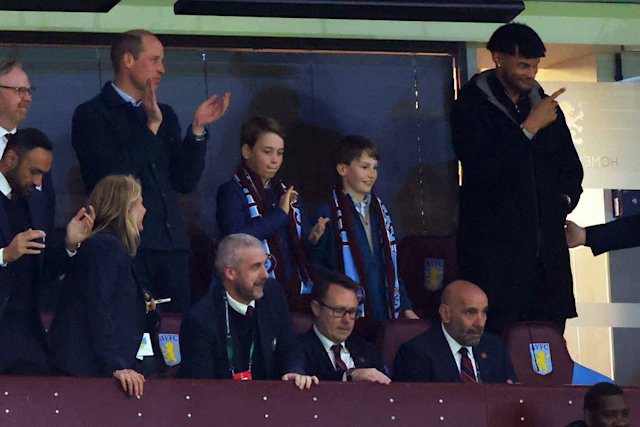 英國王儲威廉王子（後排左二）11日傍晚被看見攜10歲長子喬治王子（後排中）現身第二大城伯明罕的維拉公園球場，觀賞英超球隊阿斯頓維拉的聯賽賽事。圖／擷取自推特