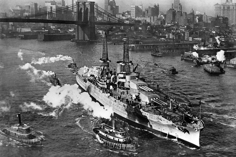 1916年，完工駛出紐約東河的亞利桑那號，剛從布魯克林大橋下通過。圖／美國海軍檔案照