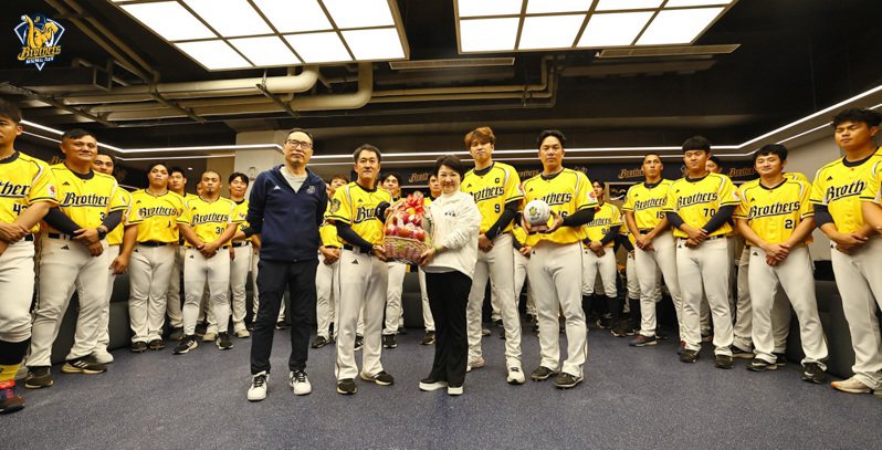 中信兄弟队斥资600万改造洲际棒球场休息室，台中市长卢秀燕（中）到场为球员加油。图／中信兄弟队提供