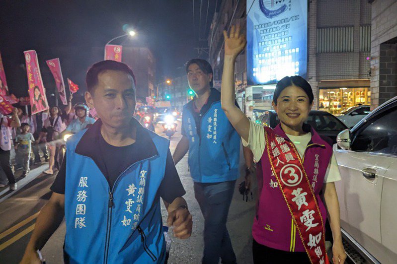 黃雯如（右）選前之夜徒步掃街。記者陳敬丰／攝影