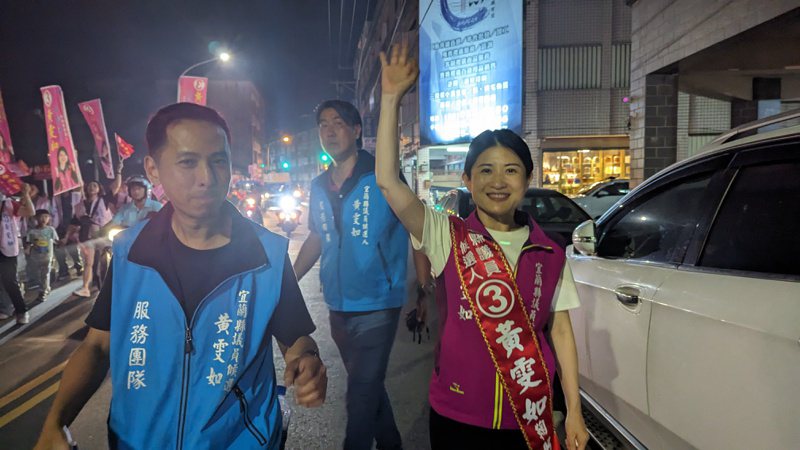 黄雯如（右）选前之夜徒步扫街。记者陈敬丰／摄影