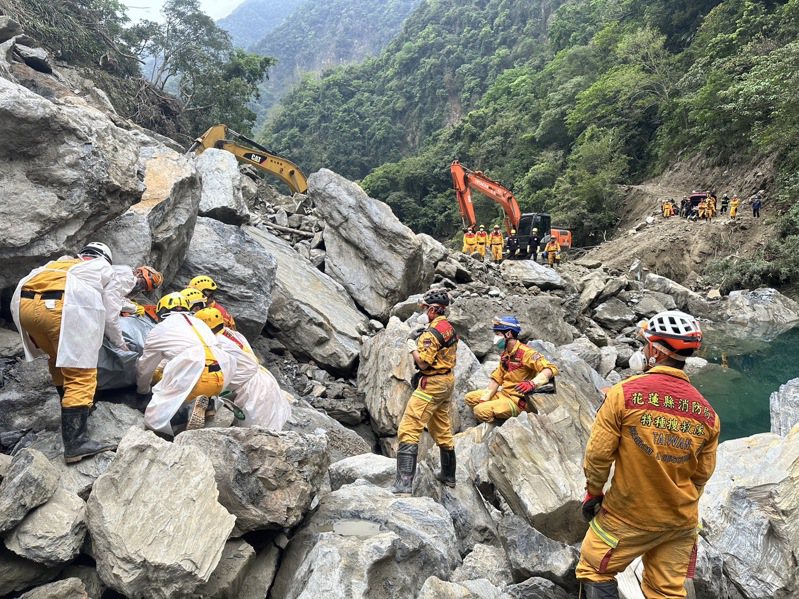 花蓮強震釀悲劇，救難人員10日在砂卡礑步道陸續尋獲5名罹難者。圖／花蓮縣消防局提供