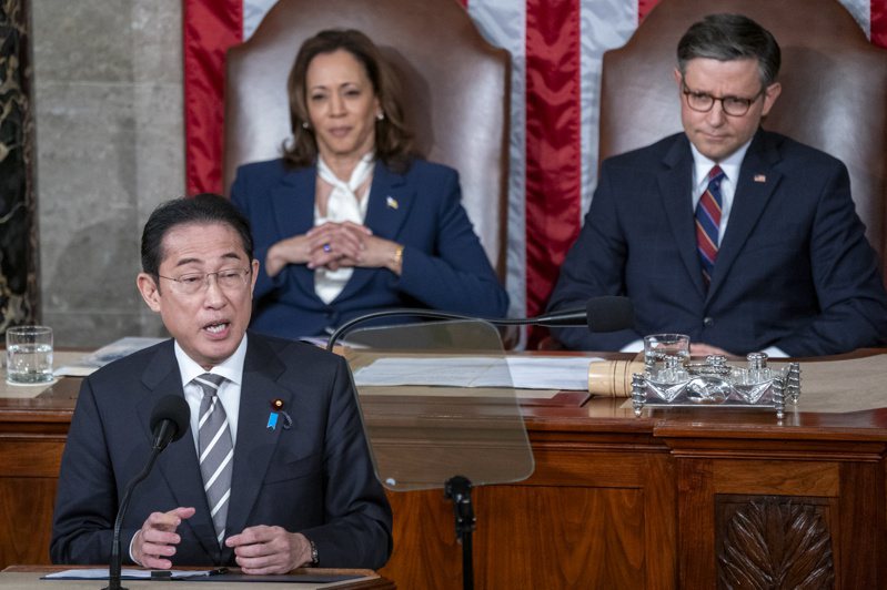 日本首相岸田文雄（左）11日在美國國會兩院聯席會發表演說，背後坐著美國副總統賀錦麗（中）及聯邦眾議院議長強生（右）歐新社。