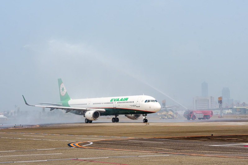 長榮航空高雄-香港航線昨首航，高雄國際航空站安排灑水儀式慶祝。圖／長榮航空提供