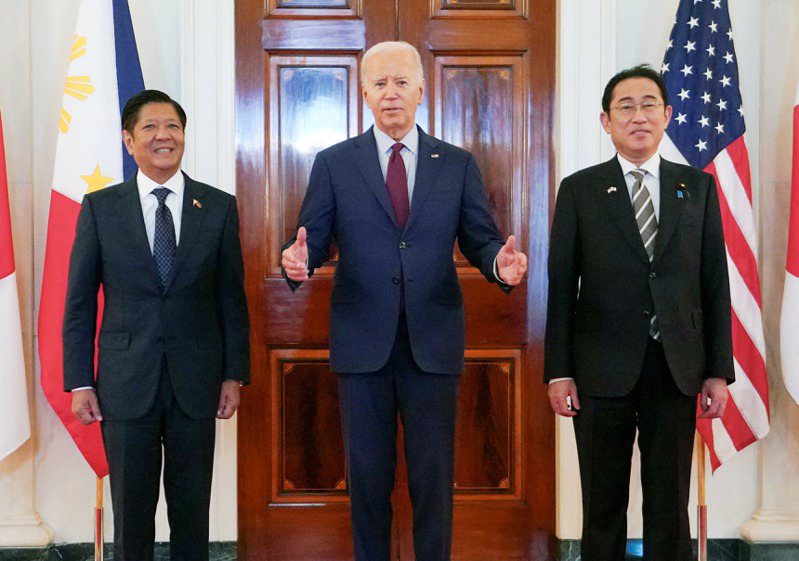 美國總統拜登（中）十一日在白宮東廂迎接日相岸田文雄（右）及菲律賓總統馬可仕（左），舉行首次美日菲三方高峰會。（路透）