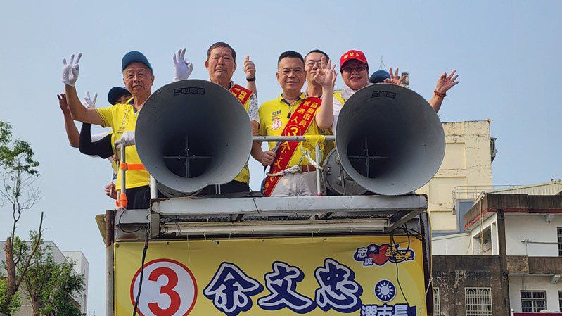 國民黨苗栗市長候選人余文忠（前排右二）昨天車隊掃街，爭取選民支持。記者胡蓬生／攝影