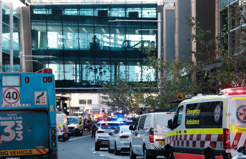 澳洲雪梨商場Westfield Bondi Junction稍早發生持刀砍人案，多輛警車和救護車趕往現場。取自X